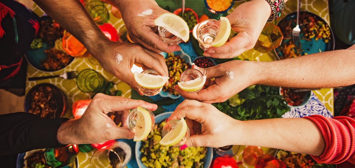 Soirées entre amis : les meilleures thématiques pour faire la fête